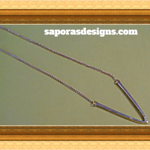 Gold Tone Letter "V" Design Necklace For Women/Teens - Picture 1 of 1